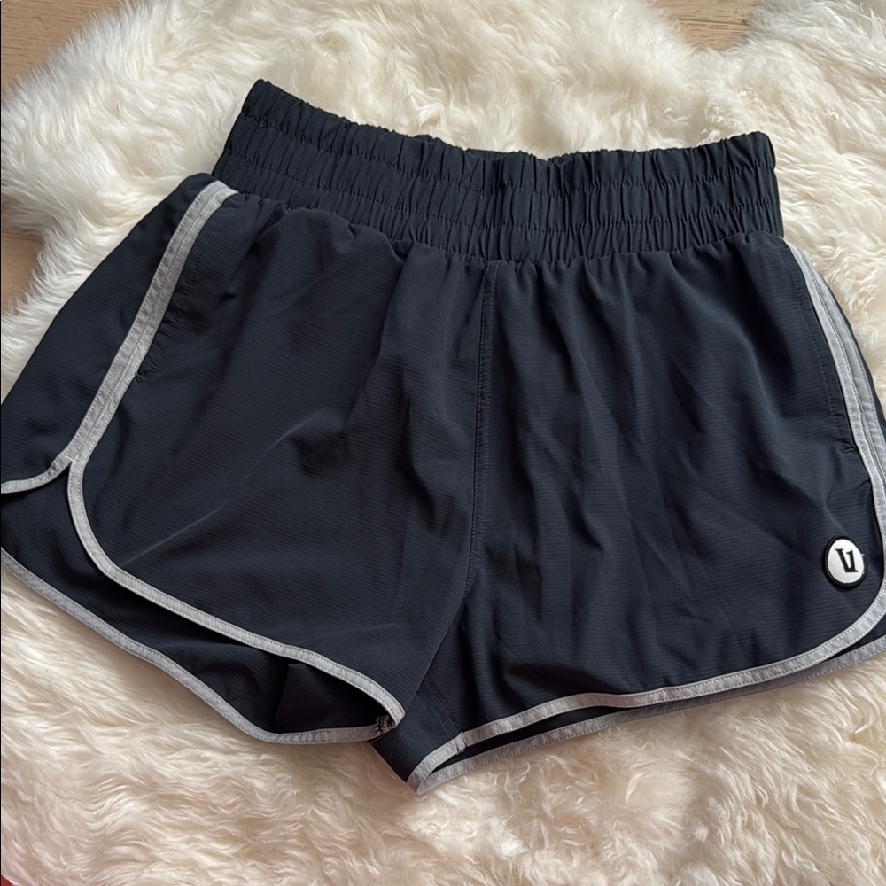 Vuori Cardiff Shorts in Charcoal